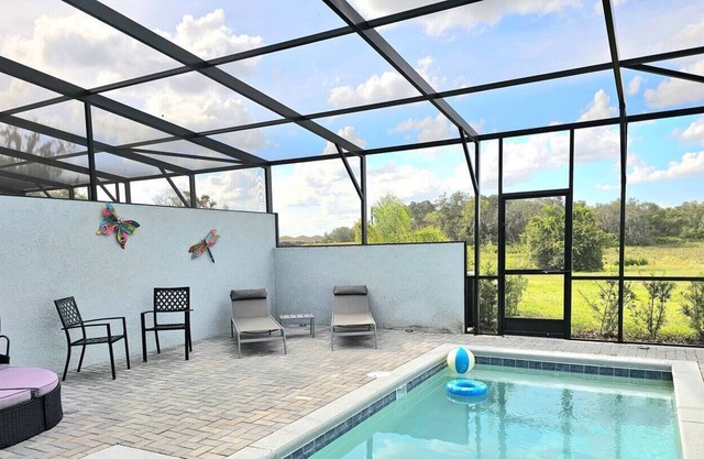 Happy Hideaway Villa with private pool, resort access 20 minutes to Disney