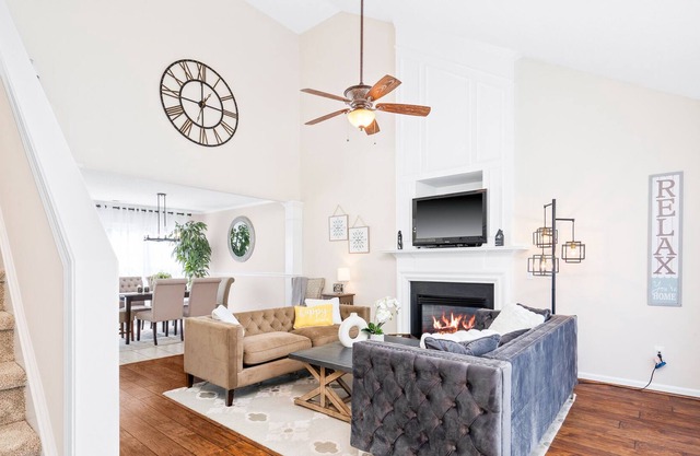 Happy home in lovely neighborhood sleeps 8 🌟