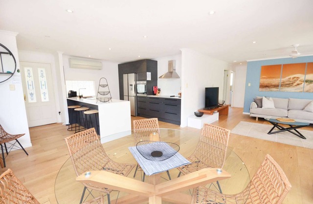 "Happy Ours" - Walking Distance to Shops & Beach