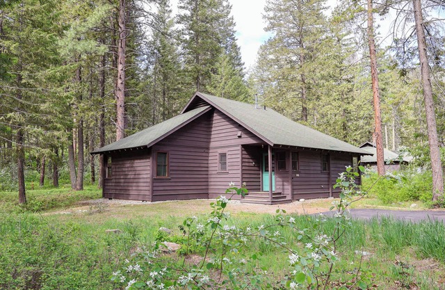 Happy Pines 2BR Cabin w/ King & Twin Beds