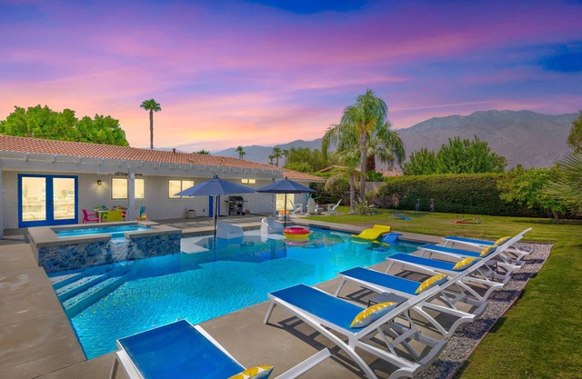 Happy Tamarisk: All-New Saltwater Pool & Spa | Fire Pit | Lawn | Stunning Mountain Views