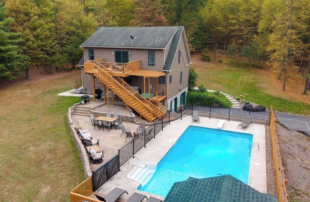 Secluded House | Hot Tub and Pool | Espresso Bar