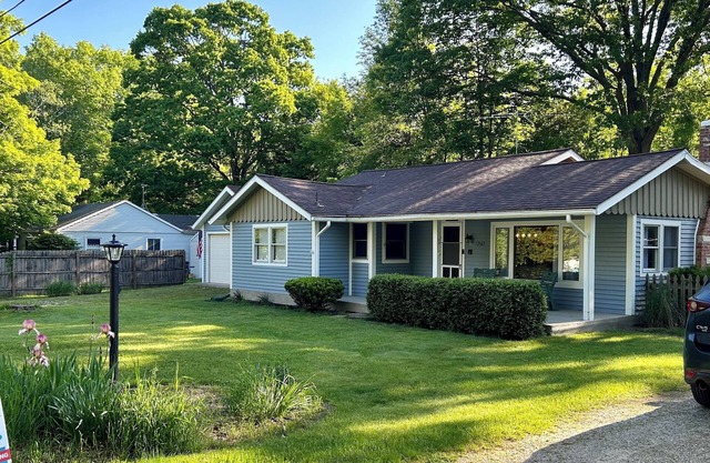 Harbert Cottage ,5 minute drive or bike to the beach! Hot Tub and Pet Friendly