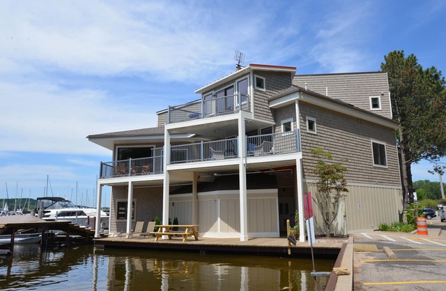 Harbour View Loft # 3 est un condo flambant neuf au bord de l'eau - assez grand pour tout le monde!