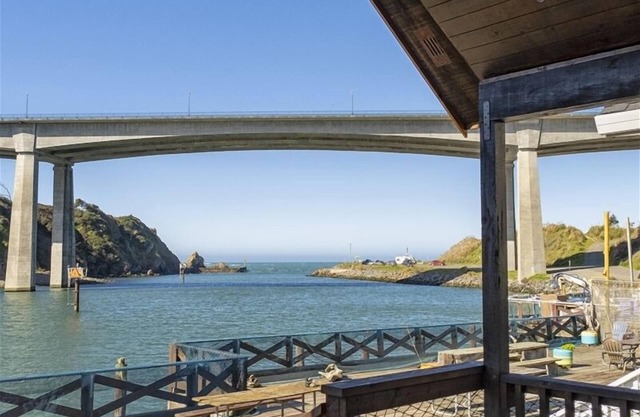 Harbor Watch - World class views of the Pacific ocean and a short walk to the Noyo beach