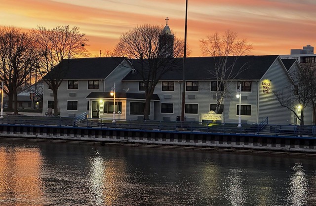 Harbor Winds Hotel