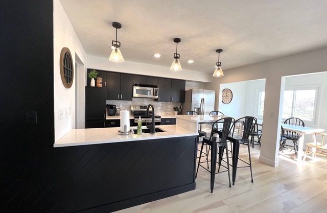 Harborview on the water-sleeps 24 w/8 King Suites!