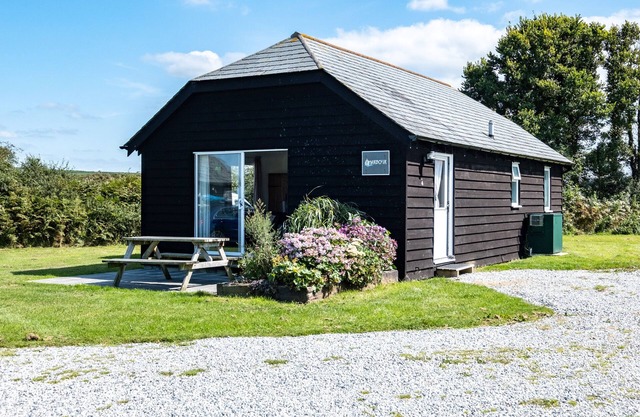 HARBOUR LODGE, pet friendly, with a garden in Port Isaac