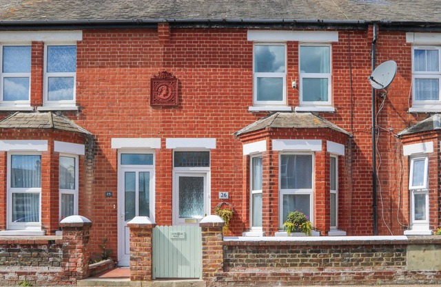 HARBOUR REACH, pet friendly, with a garden in Littlehampton