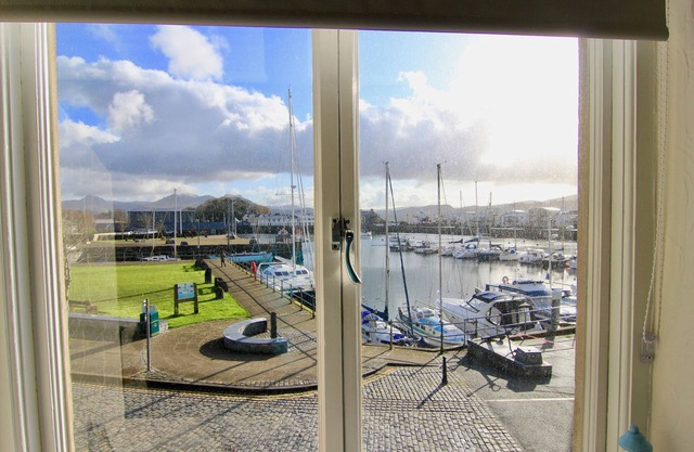 HARBOUR STATION VIEW, pet friendly, with a garden in Porthmadog
