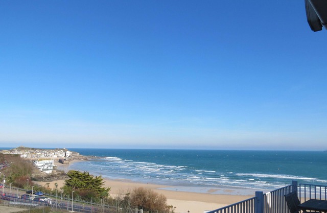 Le Harbour View Apartment offre une vue imprenable sur le port et les plages de St Ives.