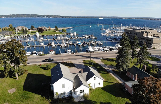 Vues magnifiques sur la marina dans cette ferme entièrement rénovée!