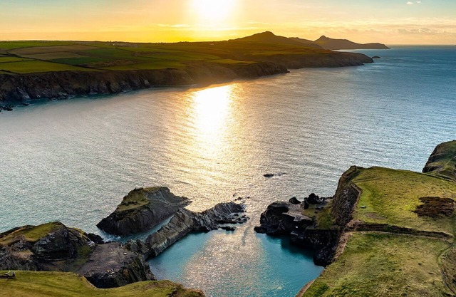 Harbour View, Holiday Cottage Porthgain, Sleeps 10, 5 bedrooms, bathrooms