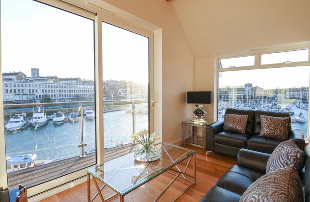 HARBOURSIDE HAVEN PENTHOUSE 1, family friendly in Weymouth