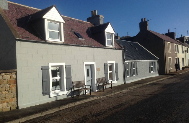 Harbourside large detached house with enclosed garden