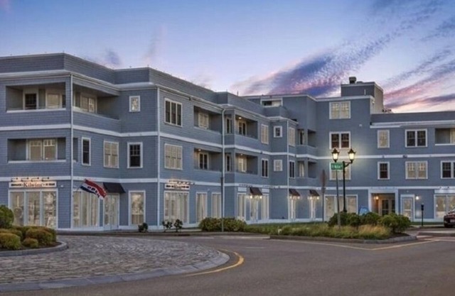 Harbourtown Suites Luxury Condo
