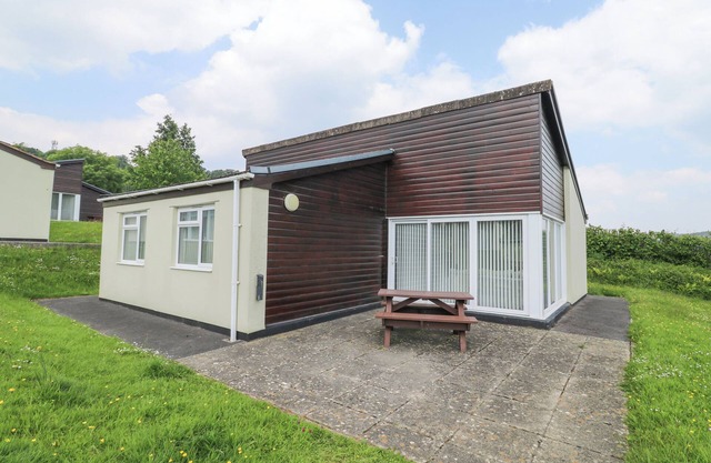 HARCOMBE HOUSE BUNGALOW 1, pet friendly, with pool in Chudleigh