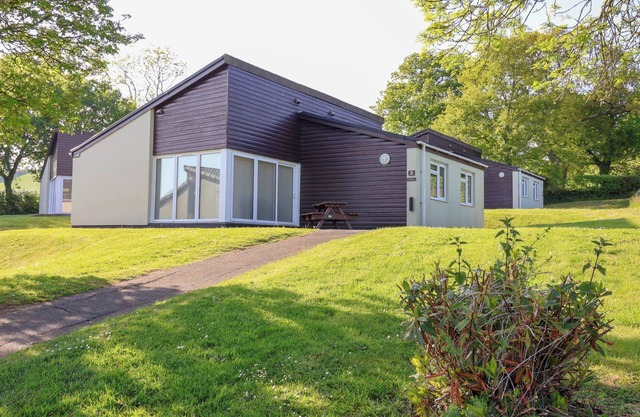 HARCOMBE HOUSE BUNGALOW 2, pet friendly, with pool in Chudleigh