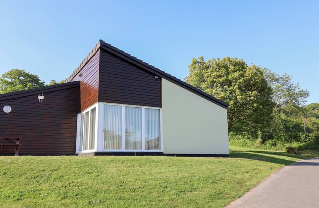 HARCOMBE HOUSE BUNGALOW 3, pet friendly, with pool in Chudleigh