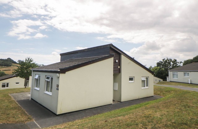 HARCOMBE HOUSE BUNGALOW 9, pet friendly, with pool in Chudleigh