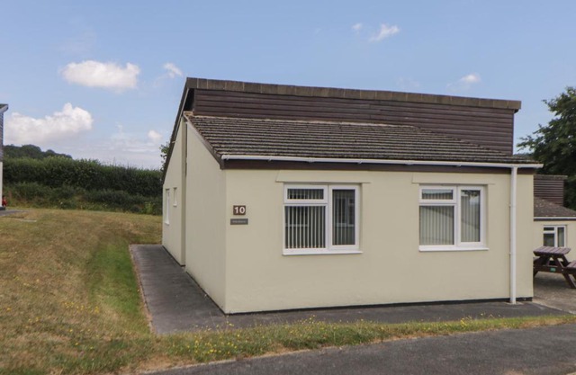 Harcombe House Bungalow 10