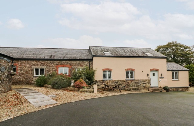 HARE BARN, pet friendly, character holiday cottage in Lifton