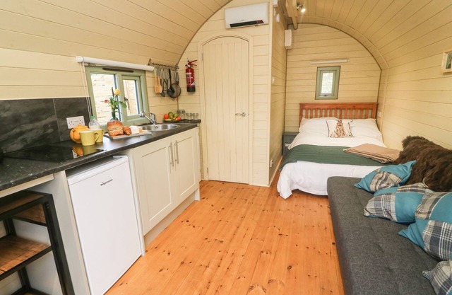 HARE, pet friendly, character holiday cottage in Cross Hills