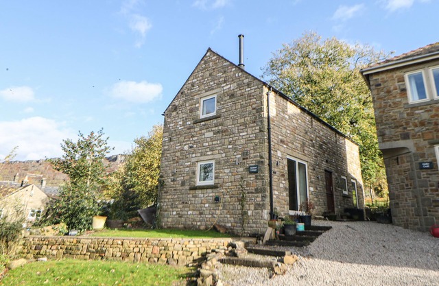 HAREBELL COTTAGE, family friendly, with open fire in Curbar