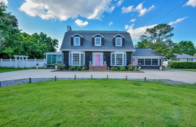 Hargrove House - Large home with fenced in backyard and close to campus!