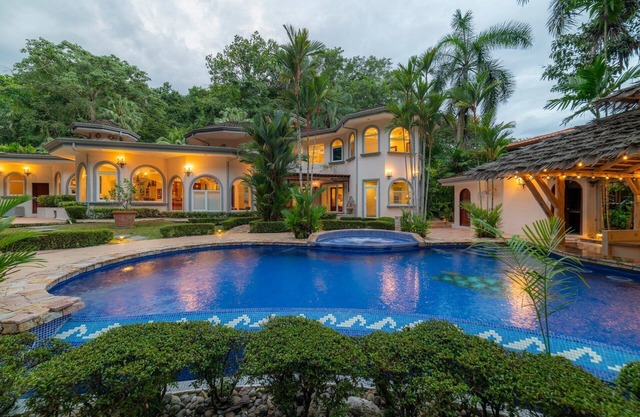 Harmon immobilière 6Bdrs, piscine privée, jacuzzi, bar de la piscine