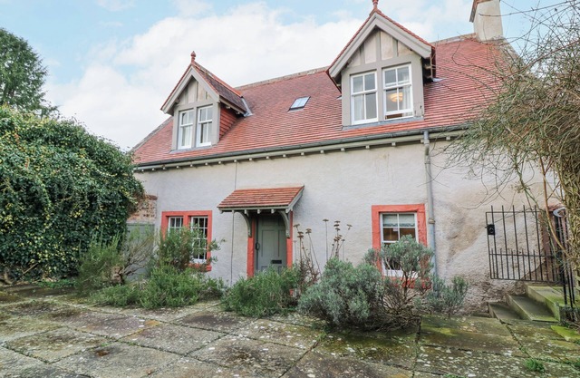HARMONY COTTAGE - HARMONY GARDENS, pet friendly in Melrose
