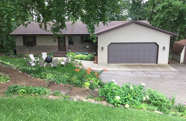Harmony House, spacious 5-bedrooms in downtown Baraboo near Devil's Lake Park