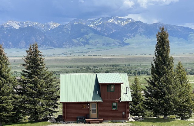 Adorable cabane en rondins du Montana surplombant la vallée de la rivière Madison