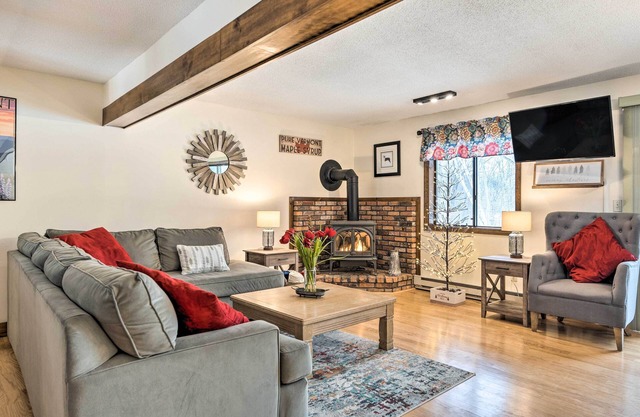 Hartford Escape w/ Fire Pit ~ 3 Mi to Ski & Golf!