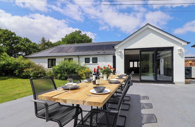 HARTGROVE FARM BUNGALOW, pet friendly, with open fire in Musbury