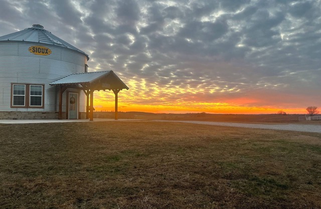 Harvest Hill Silo - Private Country Setting with 5 acre Fishing Pond on Route 66