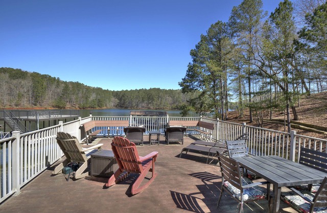 Hattiway sur le lac Allatoona comprend un quai couvert privé