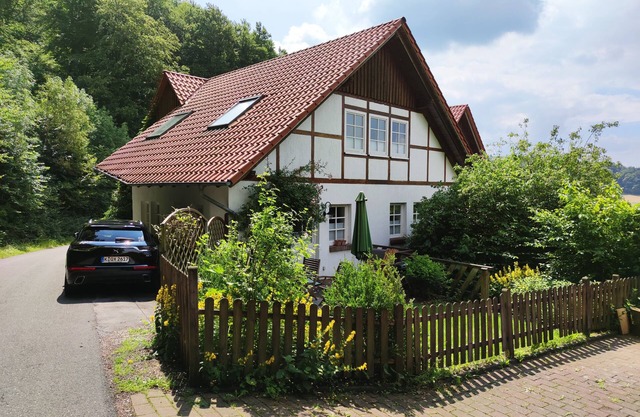 Maison à la forêt, située dans un petit village avec 380 habitants.