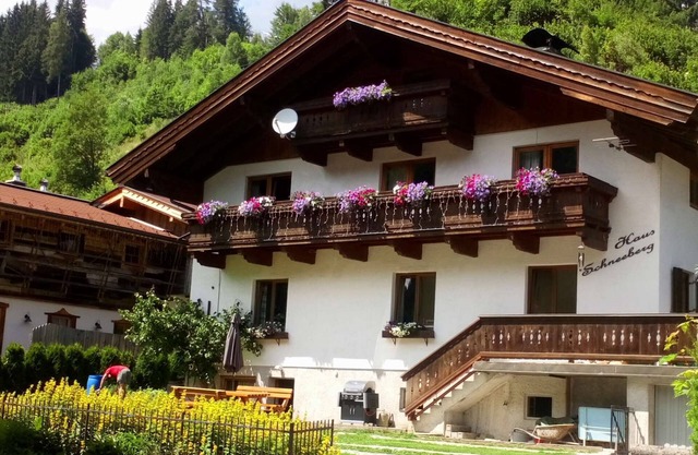 Grand appartement pour 5, familial et convivial, dans le centre, ascenseurs d'été gratuits et piscine!