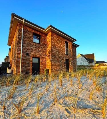 Haus Viking mit 2 Ferienwohnungen Bjorn 4 Pers und Floki 6 Pers mit Düne und Garten