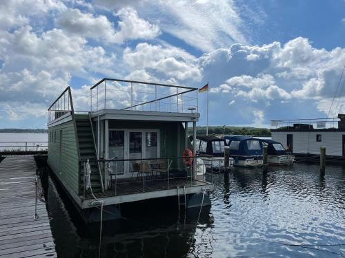 Hausboot Walfisch mit Dachterrasse in Schleswig an der Schlei