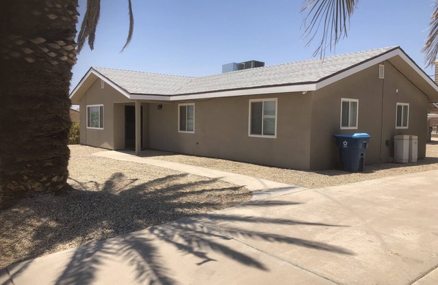 Havasu House w BBQ on corner lot , peaceful!