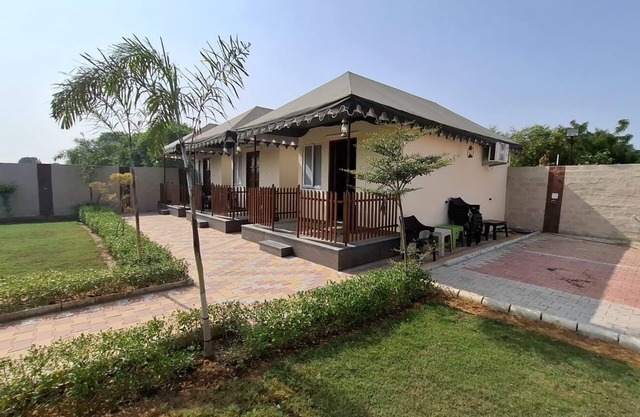 HAVELI RESORT FARM 3-bedroom farmhouse in marvelous Hathod with AC, WiFi