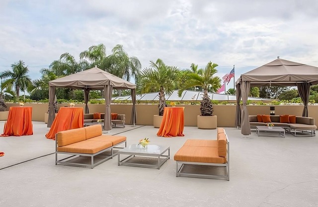 Haven Of Relaxation! 2 Modern Units, Free Airport Shuttle, Pets Allowed!