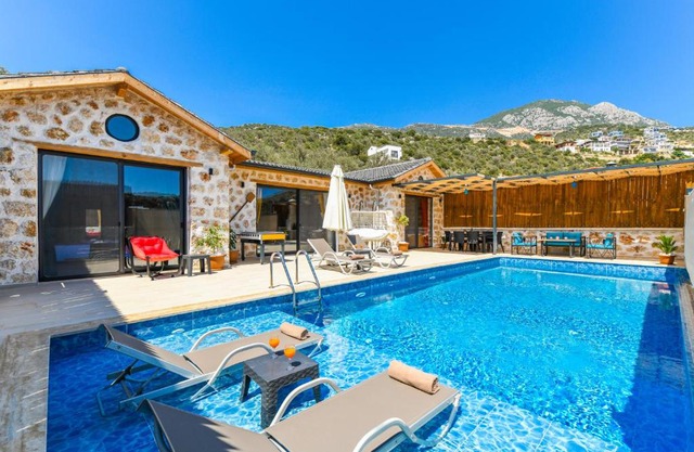 Havuzu dışarıdan görünmeyen jakuzili özel havuzlu lüks villa