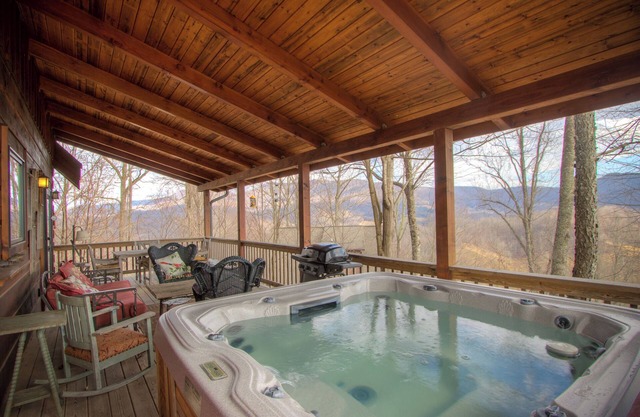 Log Cabin qui vérifie toutes les cases ... Spa, Vue, Privé, Wifi, Immaculée!