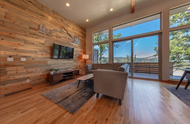 Votre oasis Hood River vous attend! Moderne et luxueux. Découvrez la salle de billard!