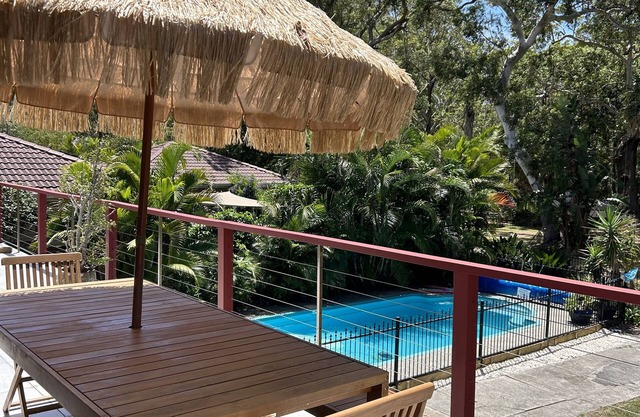 Hawks Nest Forest House avec une piscine