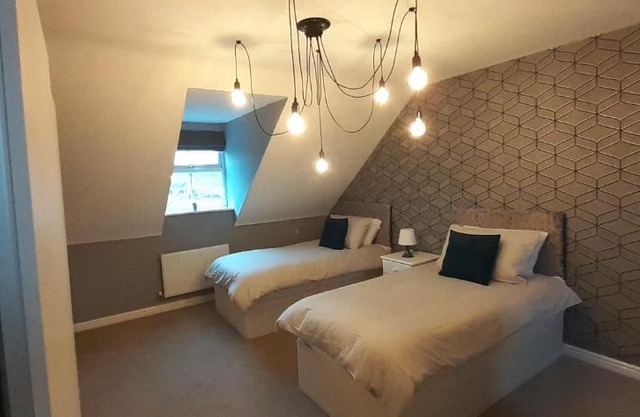 Hawksworth House in Birmingham near Solihull, near NEC, HS2, JLR, Bear Grylls Centre, Resorts World and Birmingham airport with a garage and free parking, great for families and contractors