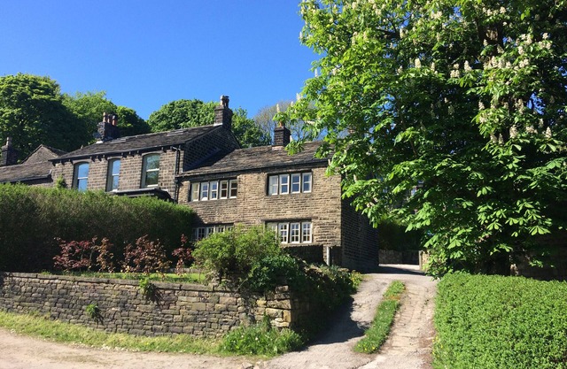 HAWKYARD'S COTTAGE, pet friendly, with a garden in Dobcross, Oldham